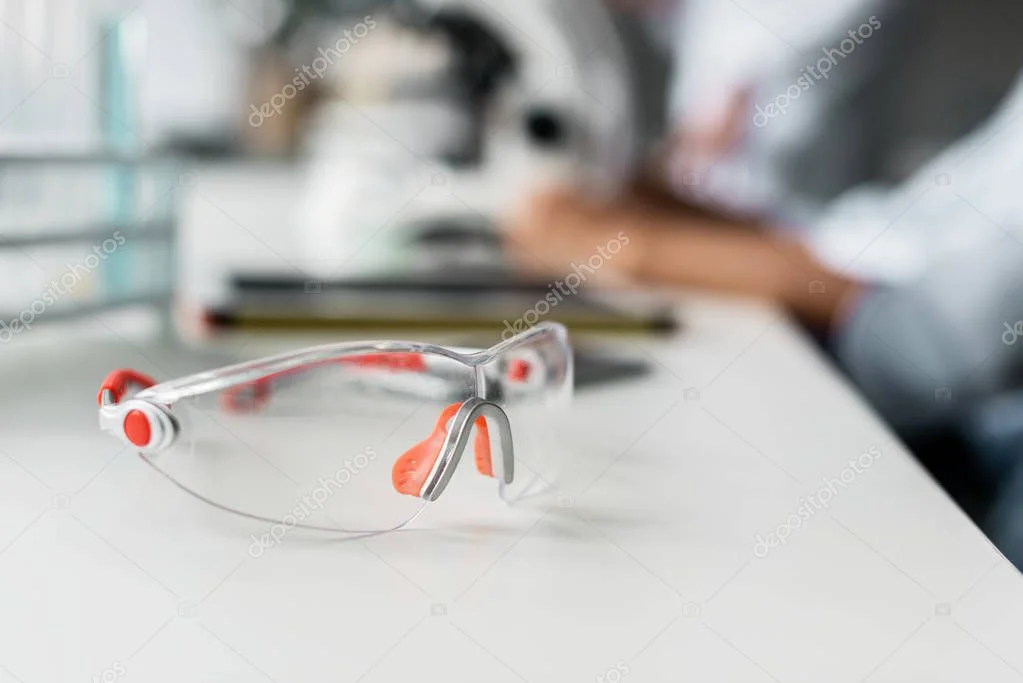 Ricercatore in laboratorio che lavora con chitosano indossando dispositivi di protezione