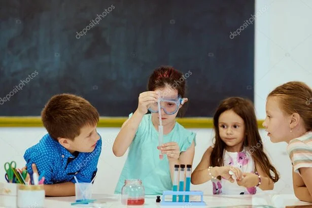 Insegnante che guida studenti in un esperimento con un kit scientifico in aula di scienze