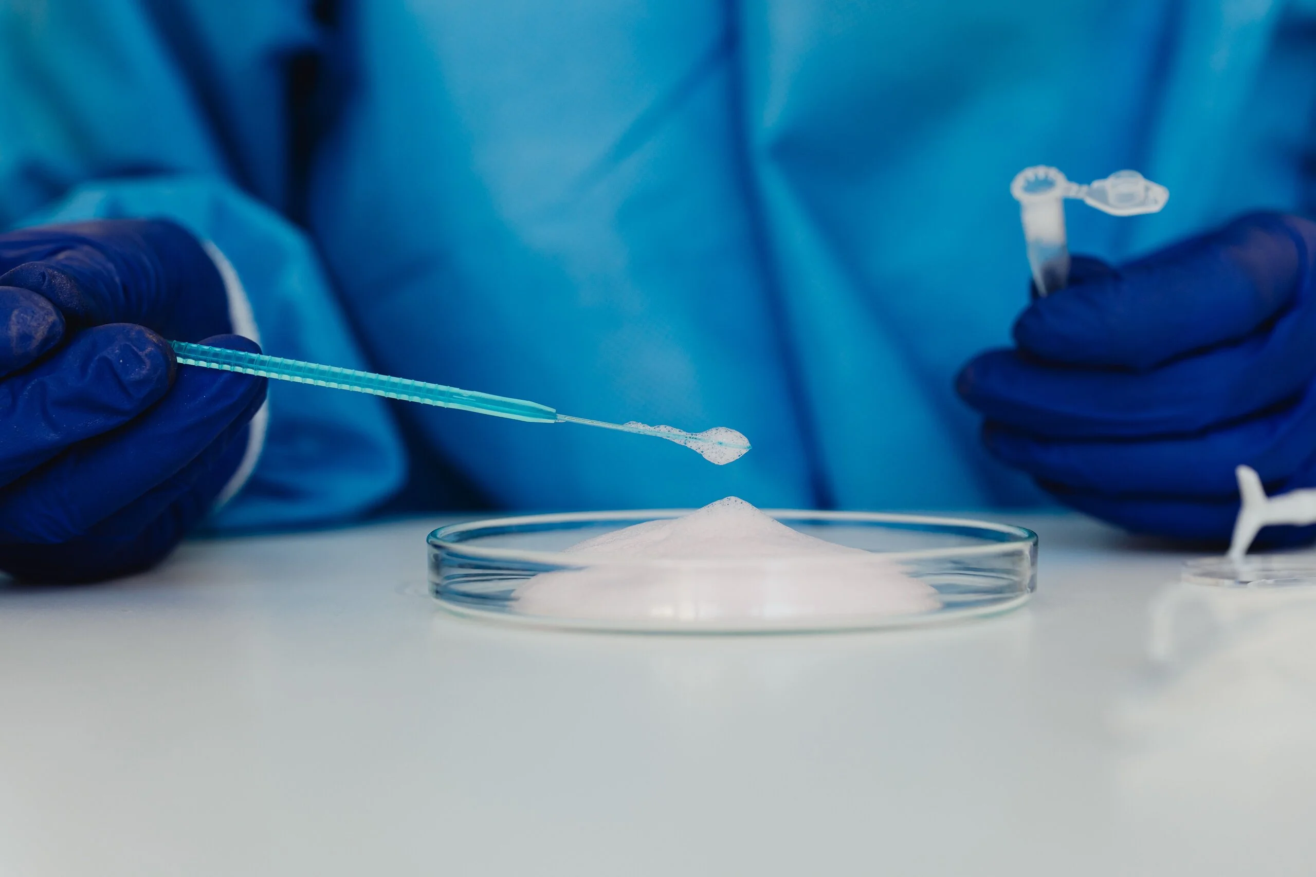 Insegnante che guida studenti in un esperimento con un kit scientifico in aula di scienze