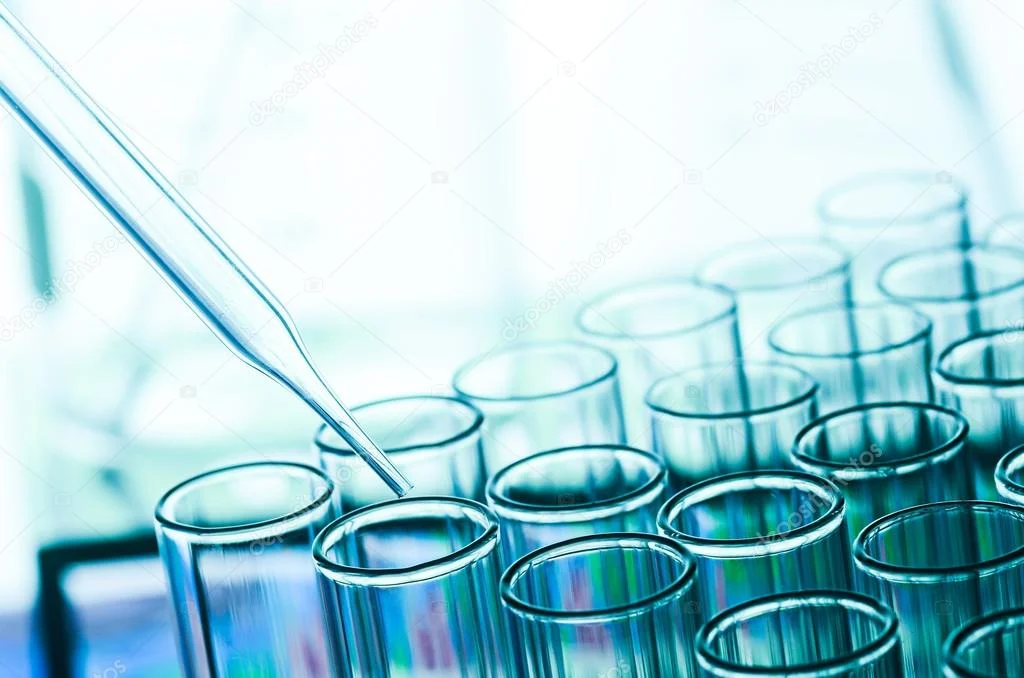 Becker con acqua e reagenti in laboratorio