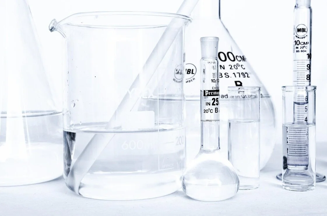 Gruppo di ricercatori che lavora a un progetto in laboratorio
