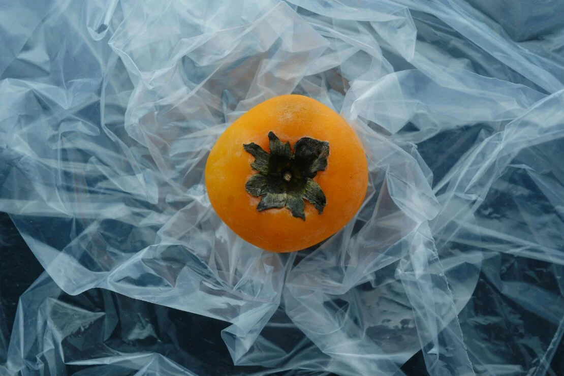 Campioni di materiali biobased su tavolo di laboratorio